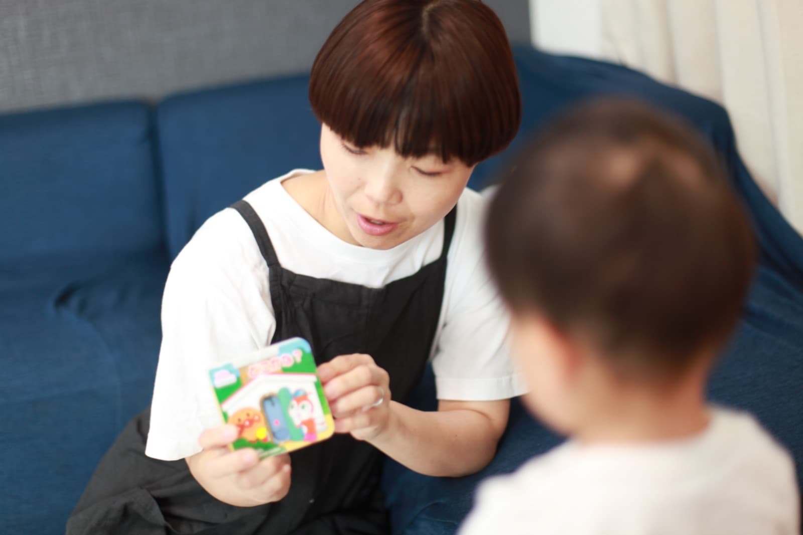 ottene. シッターとカード遊びをする子ども