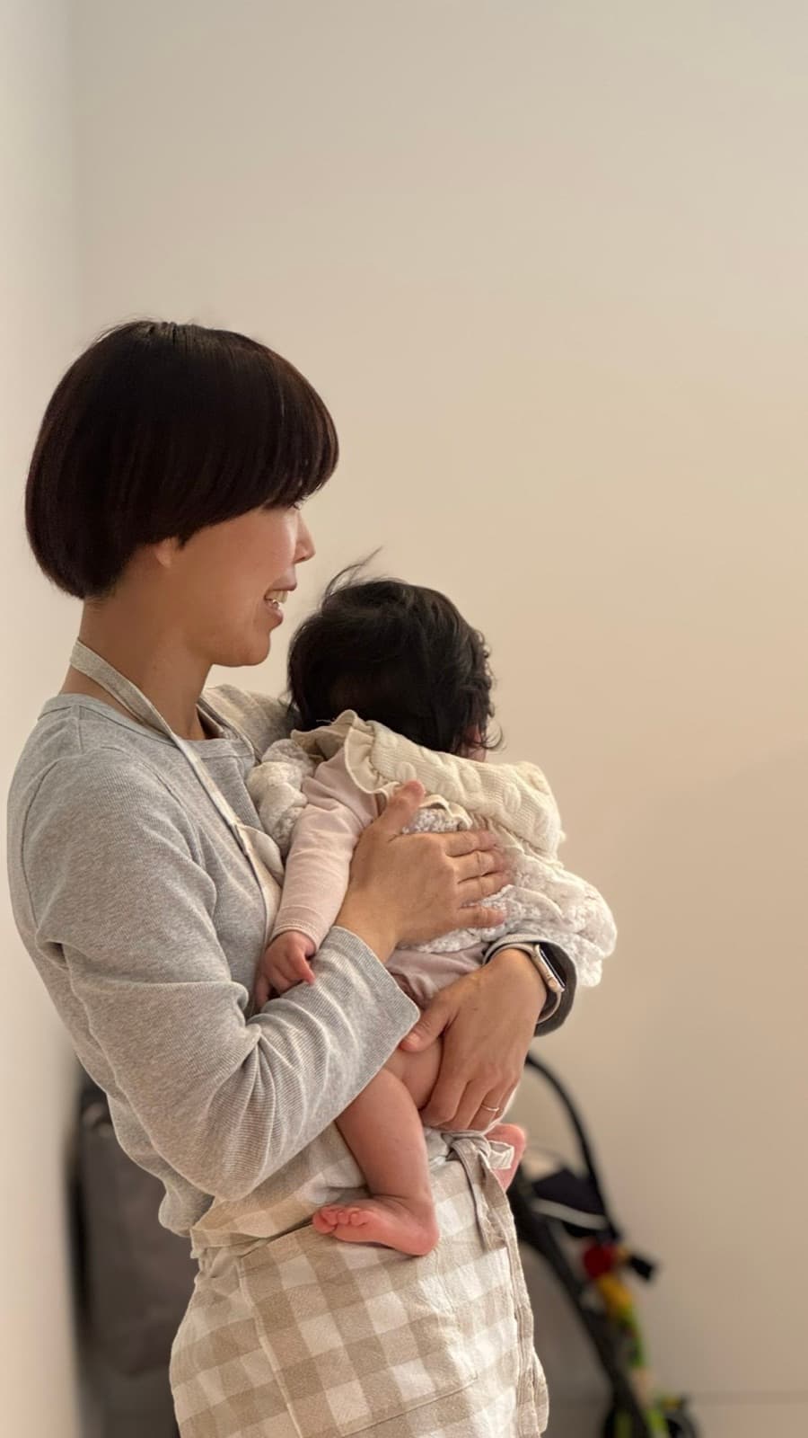 ottene. シッターに抱っこされる新生児